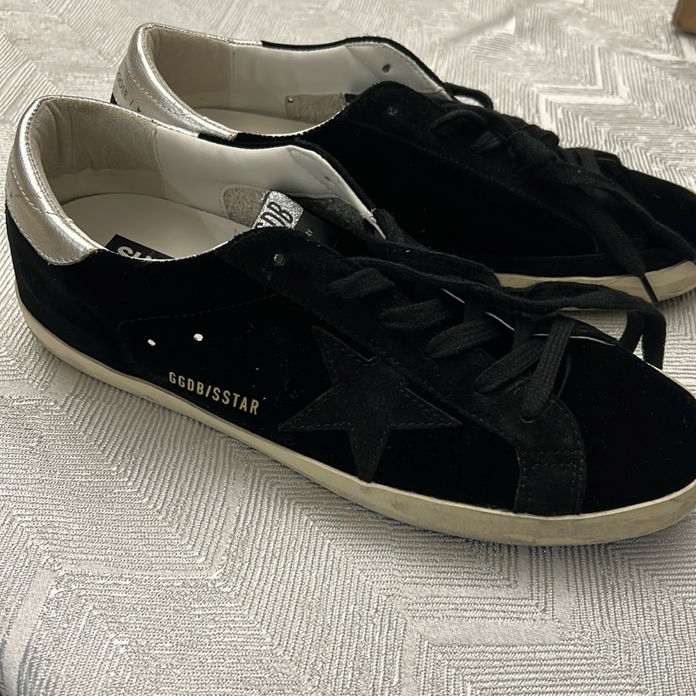 Golden goose women’s sneakers size 10, like new 
Bought a size too big.